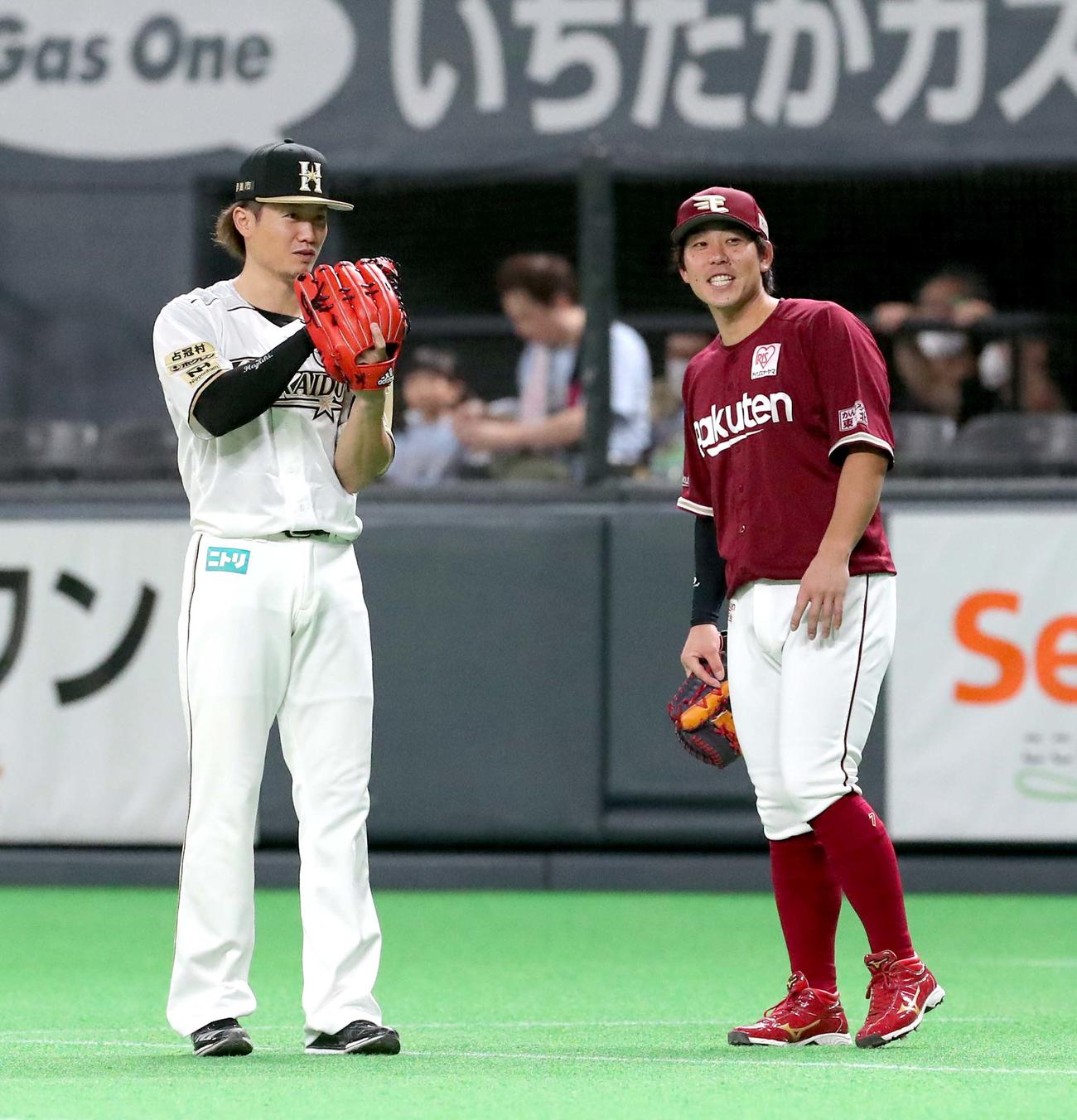 日本ハム対ロッテ　試合前、会話する日本ハム西川と楽天鈴木（右）（撮影・佐藤翔太）