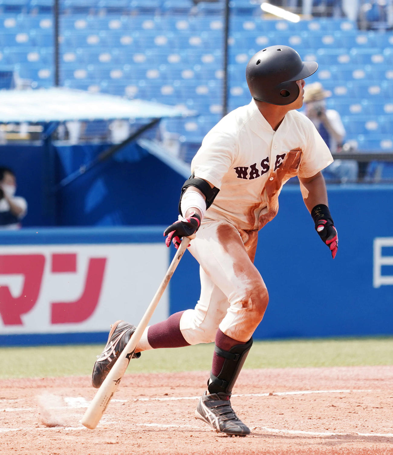 早大対東大　9回表早大無死一塁、左越え2点本塁打を放つ蛭間（撮影・江口和貴）