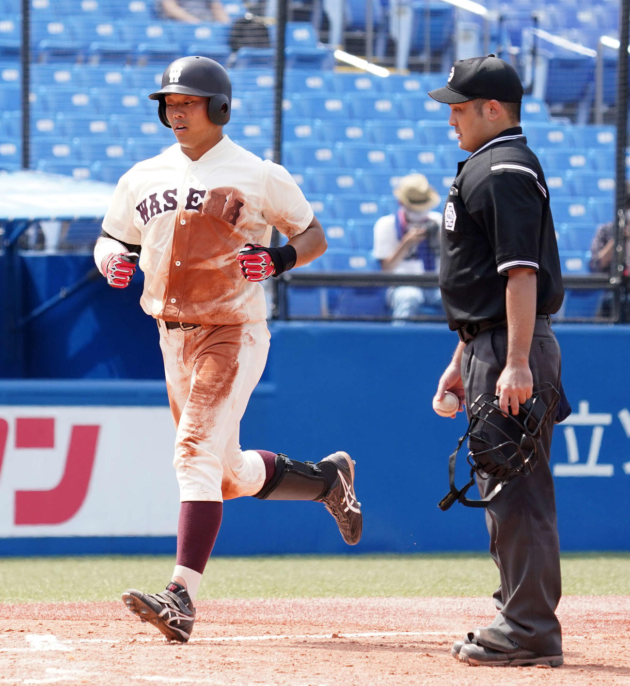 早大対東大　9回表早大無死一塁、左越え2点本塁打を放ち生還する蛭間（左）（撮影・江口和貴）