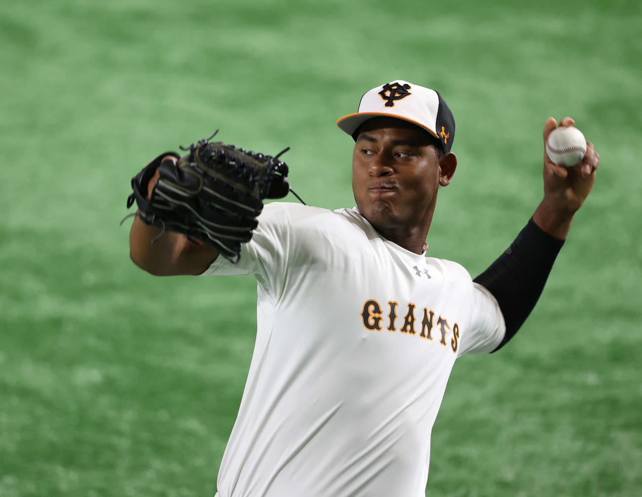 巨人対阪神　試合前練習でキャッチボールする巨人メルセデス（撮影・河野匠）