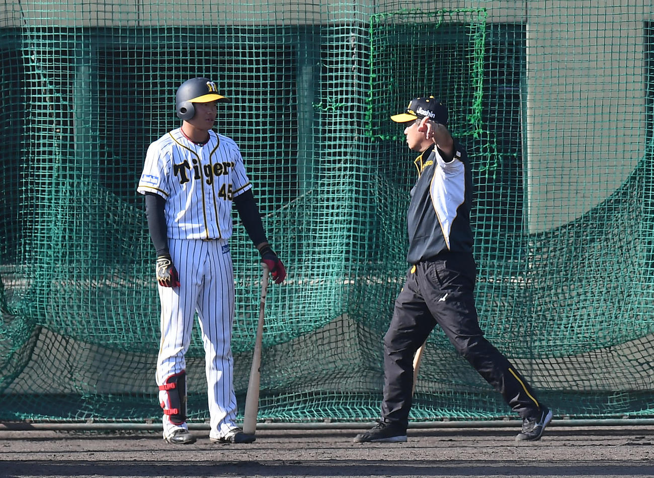 試合後に阪神・遠藤成を指導する和田豊TA（代表撮影）