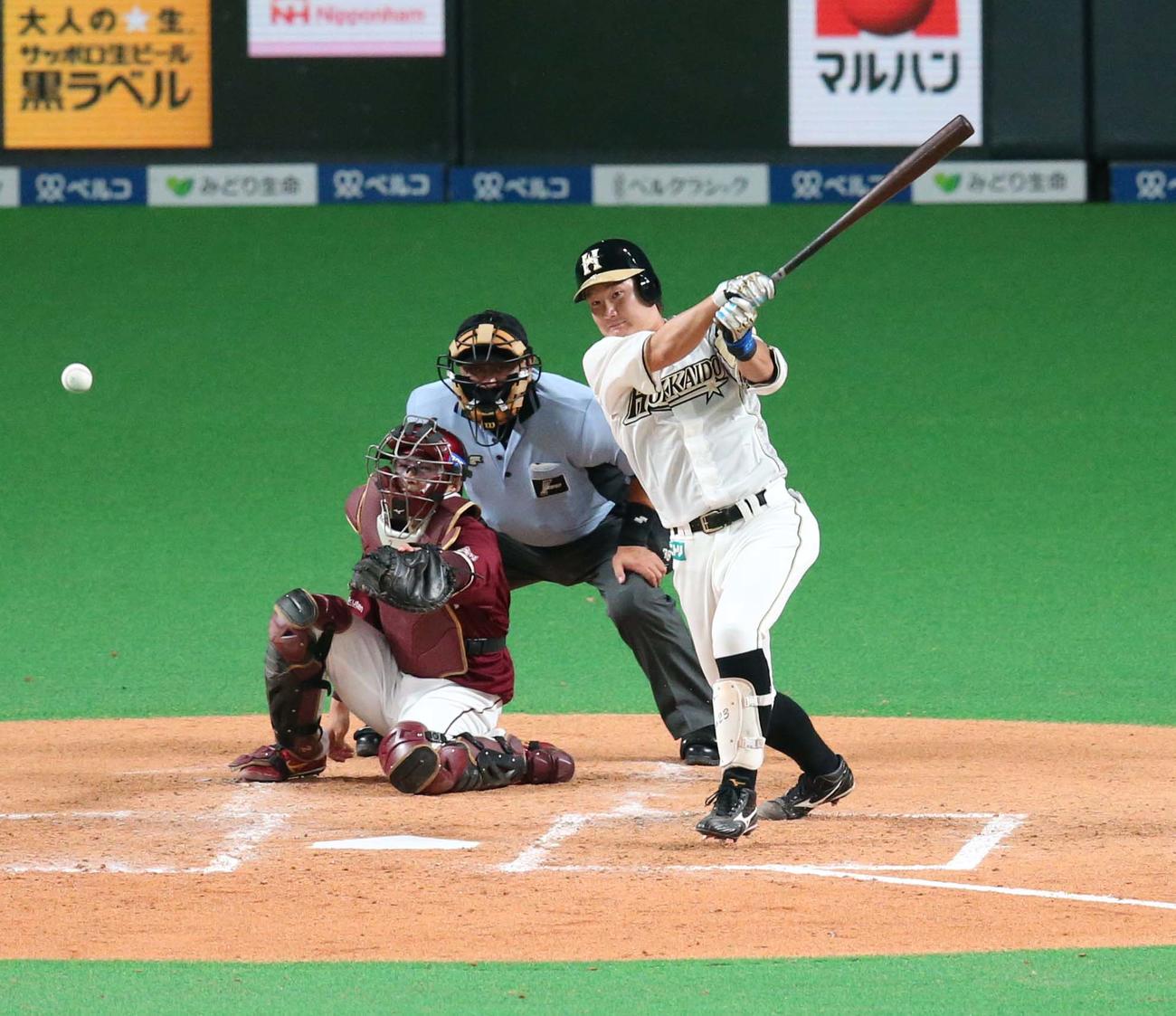 日本ハム対楽天　2回裏日本ハム2死満塁、中前適時打を放つ渡辺（撮影・黒川智章）