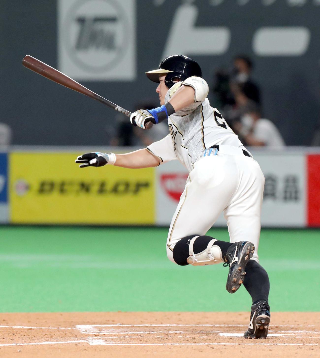 日本ハム対楽天　2回裏日本ハム2死満塁、渡辺は中前適時打を放つ（撮影・佐藤翔太）