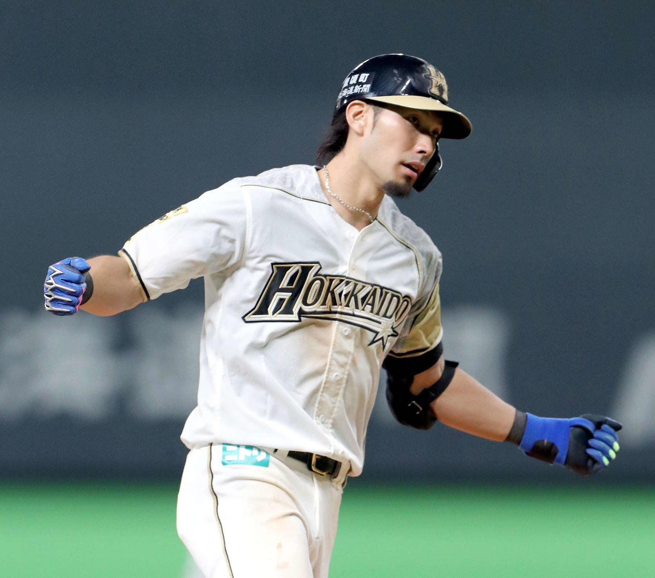 日本ハム対楽天　4回裏日本ハム無死、大田は右越え本塁打を放ちポーズをとる（撮影・佐藤翔太）