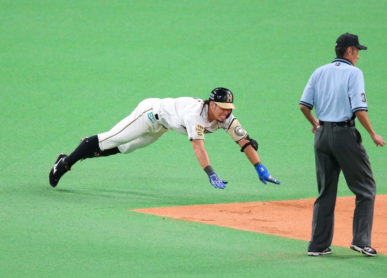 日本ハム対楽天　1回裏日本ハム1死、左翼線に二塁打を放つ大田（撮影・黒川智章）