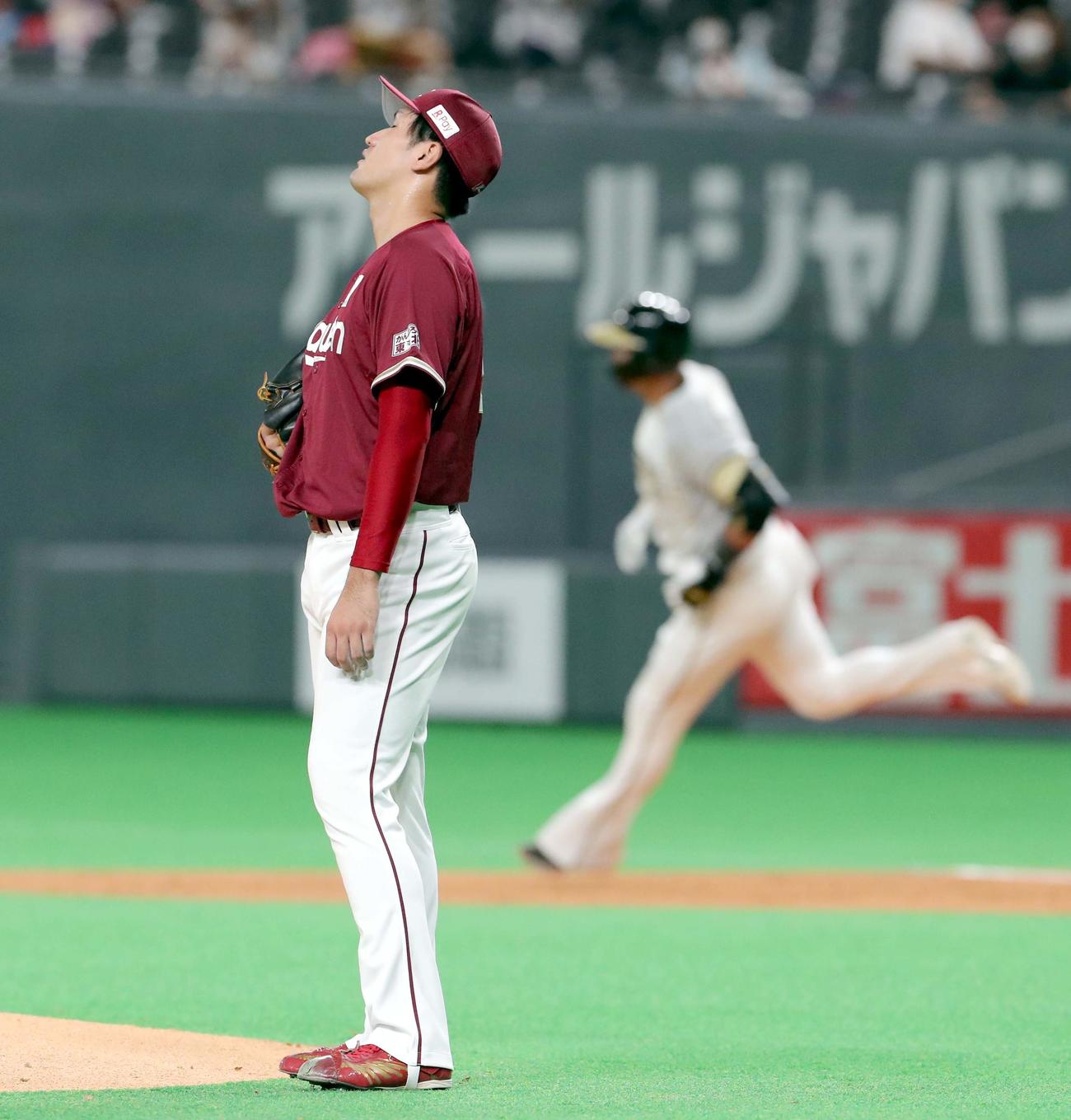 日本ハム対楽天　1回裏日本ハム1死二塁、中田（右奥）に勝ち越しとなる左越え2点本塁打を浴びる楽天弓削（撮影・佐藤翔太）