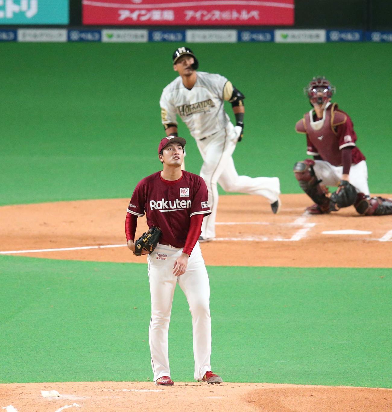 日本ハム対楽天　1回裏日本ハム1死二塁、中田に左越え2点本塁打を浴びる弓削（撮影・黒川智章）