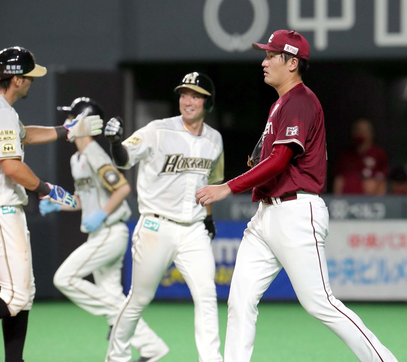 日本ハム対楽天　2回裏日本ハム2死満塁、渡辺に中前適時打を打たれる楽天弓削（撮影・佐藤翔太）