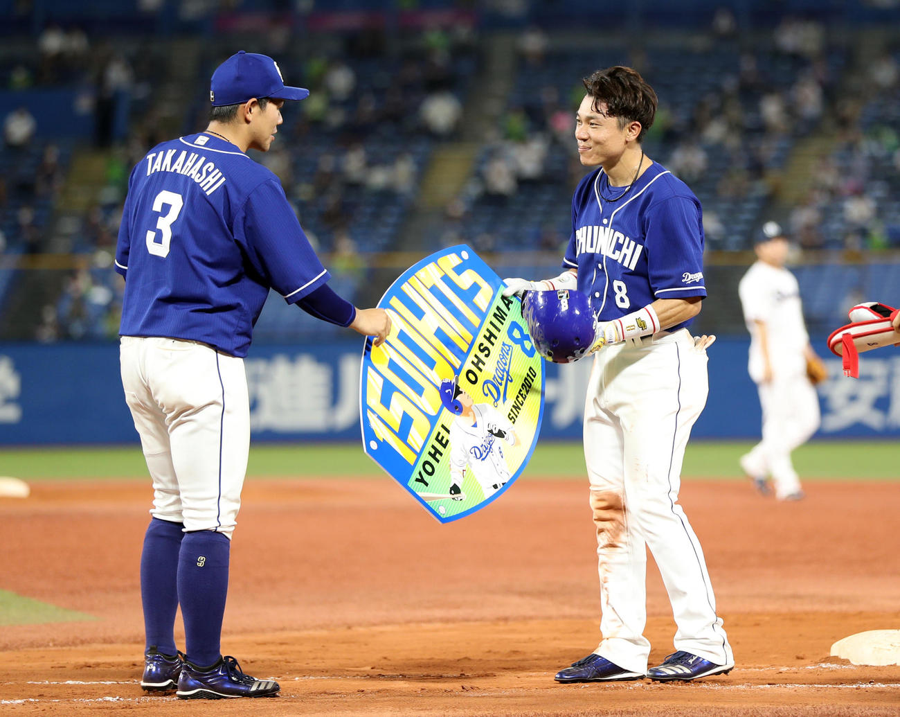 ヤクルト対中日　8回表中日無死、通算1500安打を放ち、高橋（左）から記念ボードを受け取る大島（撮影・狩俣裕三）