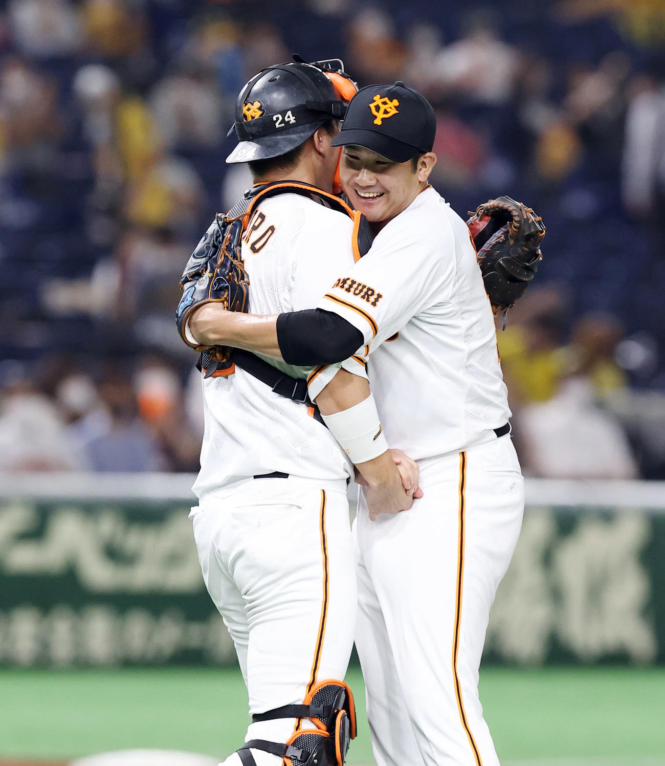 巨人対阪神　阪神に完封勝利を飾った菅野（右）は大城と笑顔でガッチリ抱き合う（撮影・垰建太）