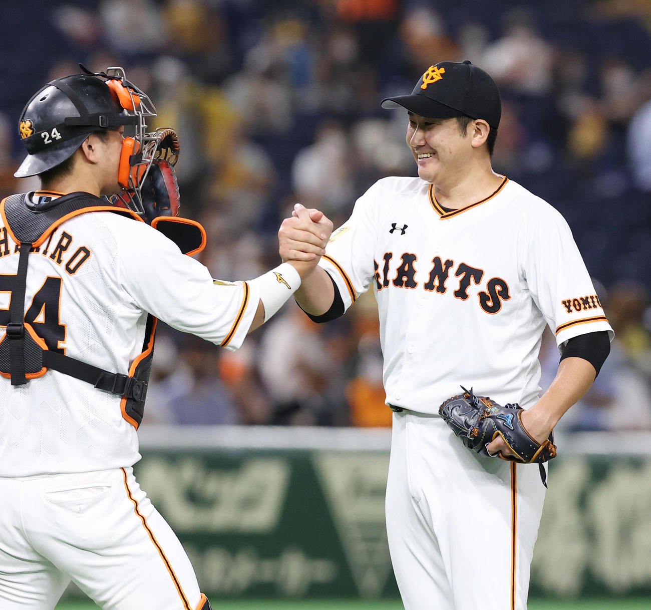 巨人対阪神　阪神に完封勝利を飾った菅野（右）は、大城と笑顔でガッチリ握手を交わす（撮影・垰建太）