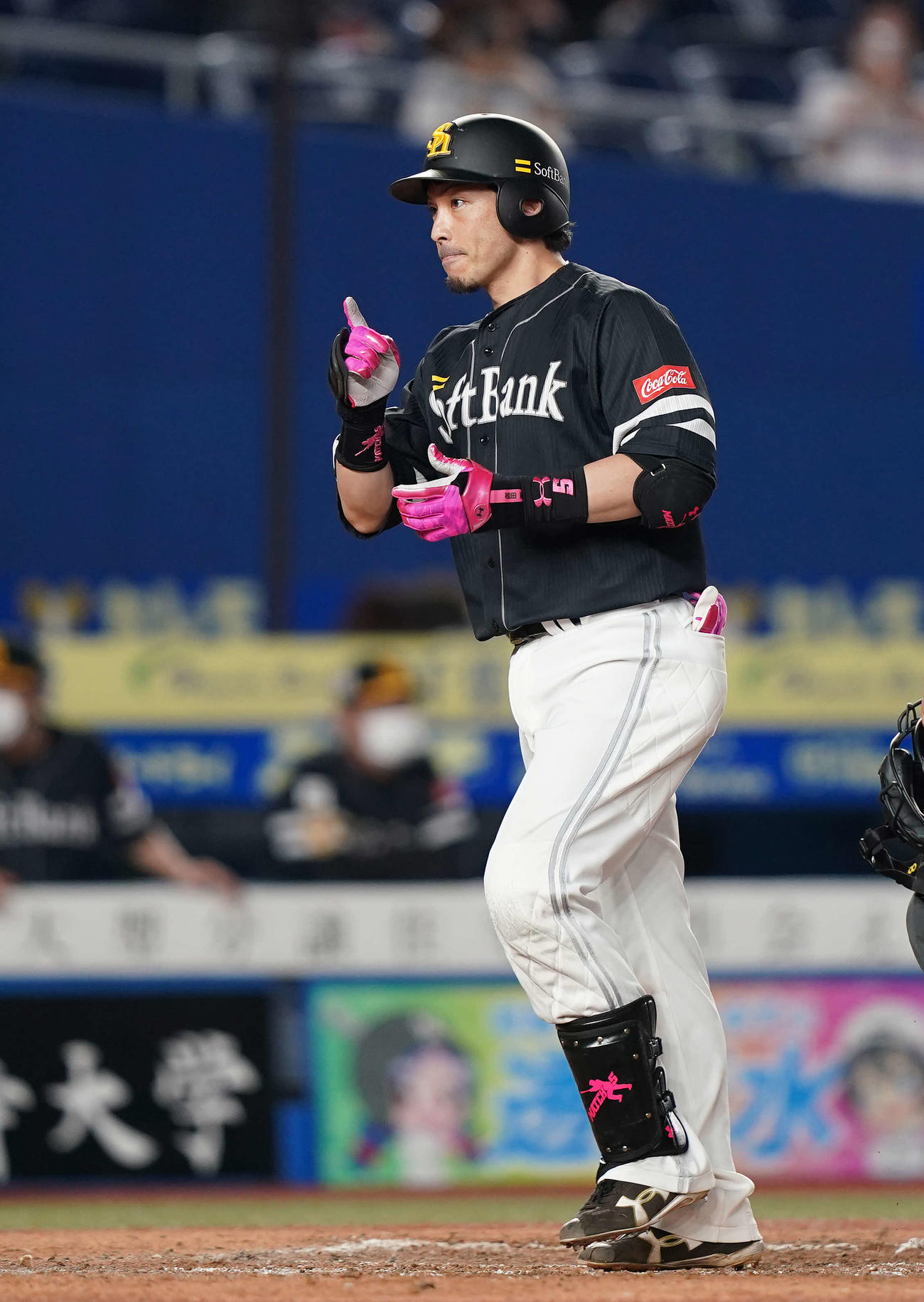 ロッテ対ソフトバンク　8回表ソフトバンク1死、右越えソロ本塁打を放ち生還する松田宣（撮影・鈴木みどり）