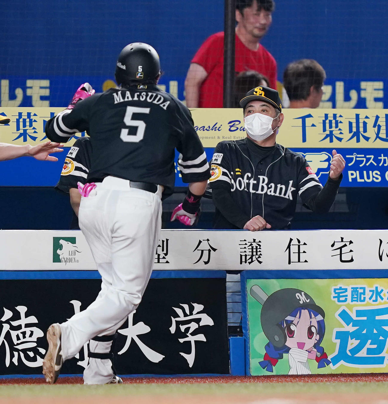 ロッテ対ソフトバンク　8回表ソフトバンク1死、右越えソロ本塁打を放った松田宣を迎える工藤監督（撮影・鈴木みどり）
