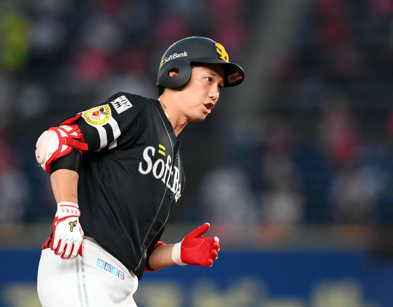 巨人対中日　2回表ソフトバンク無死、右越えに同点ソロ本塁打を放った栗原（撮影・たえ見朱実）