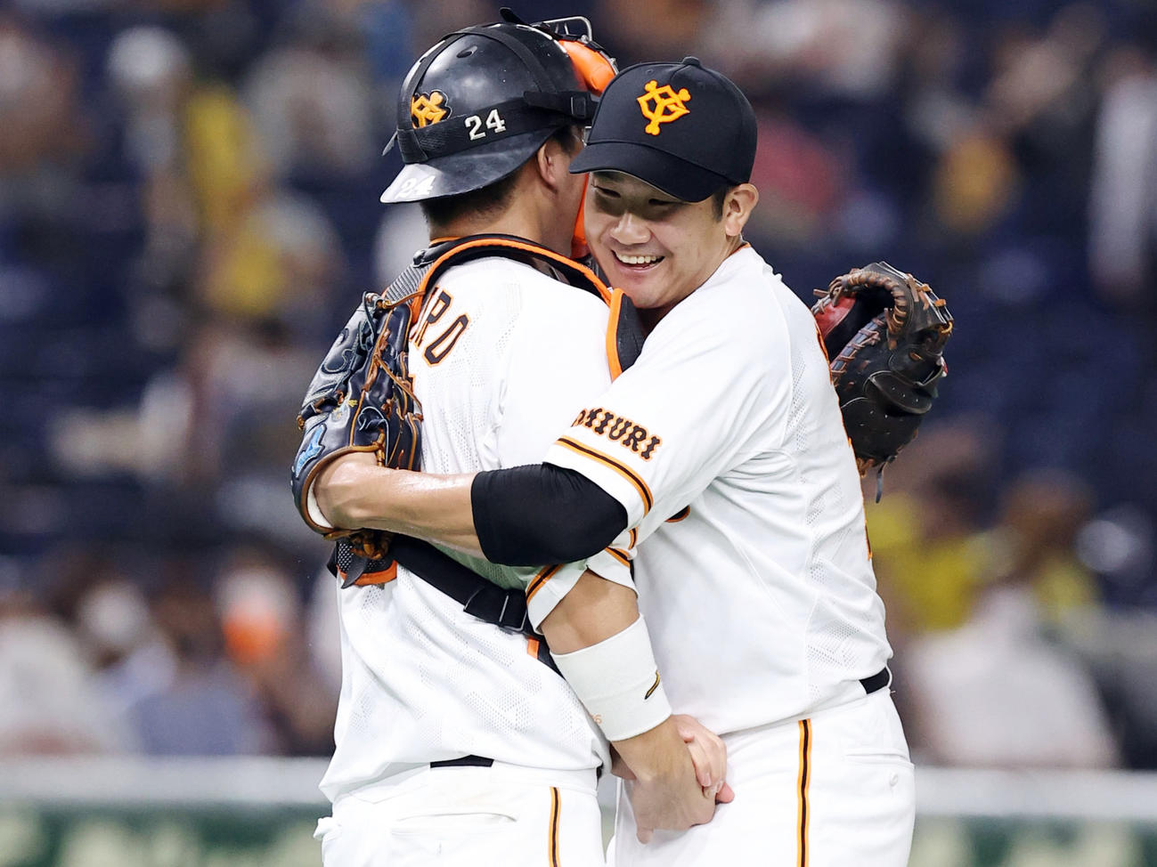 巨人対阪神　阪神に完封勝利を飾った菅野（右）は大城と笑顔でガッチリ抱き合う（撮影・垰建太）