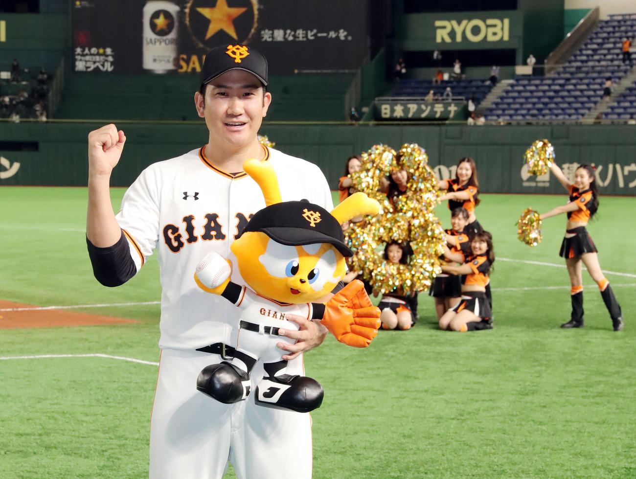巨人対阪神　完封勝利で無傷の8連勝を飾りヴィーナスが作る8の文字を背にガッツポーズで写真に納まる巨人菅野（撮影・垰建太）