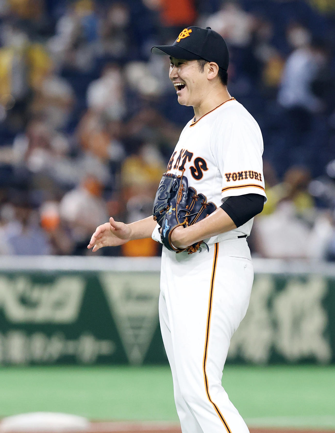 巨人対阪神　阪神に完封勝利を飾り笑顔を見せる巨人菅野（撮影・垰建太）