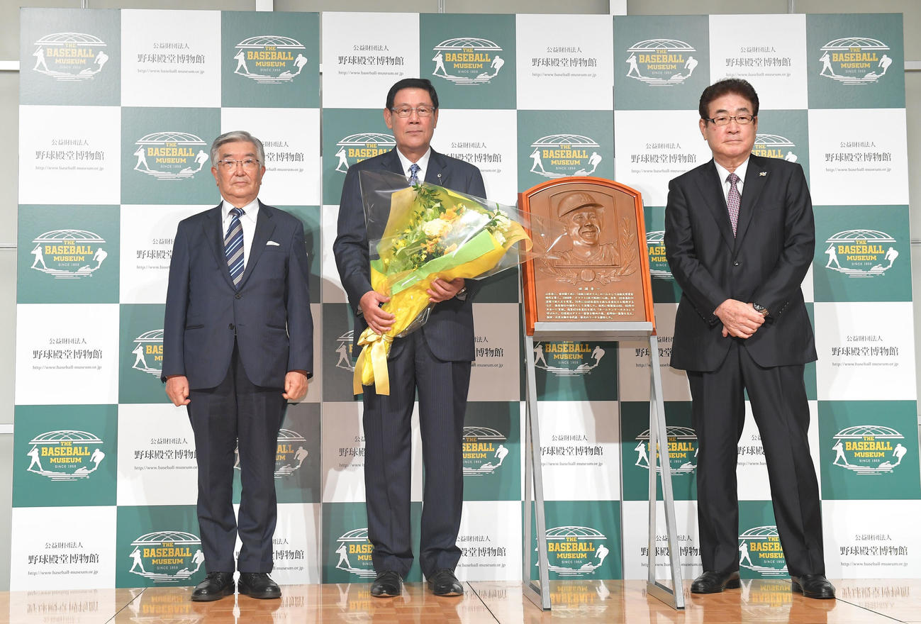 野球殿堂入り表彰を祝し、記念写真に納まる、左からNPB斉藤惇コミッショナー、田淵幸一氏、山本浩二氏（代表撮影）