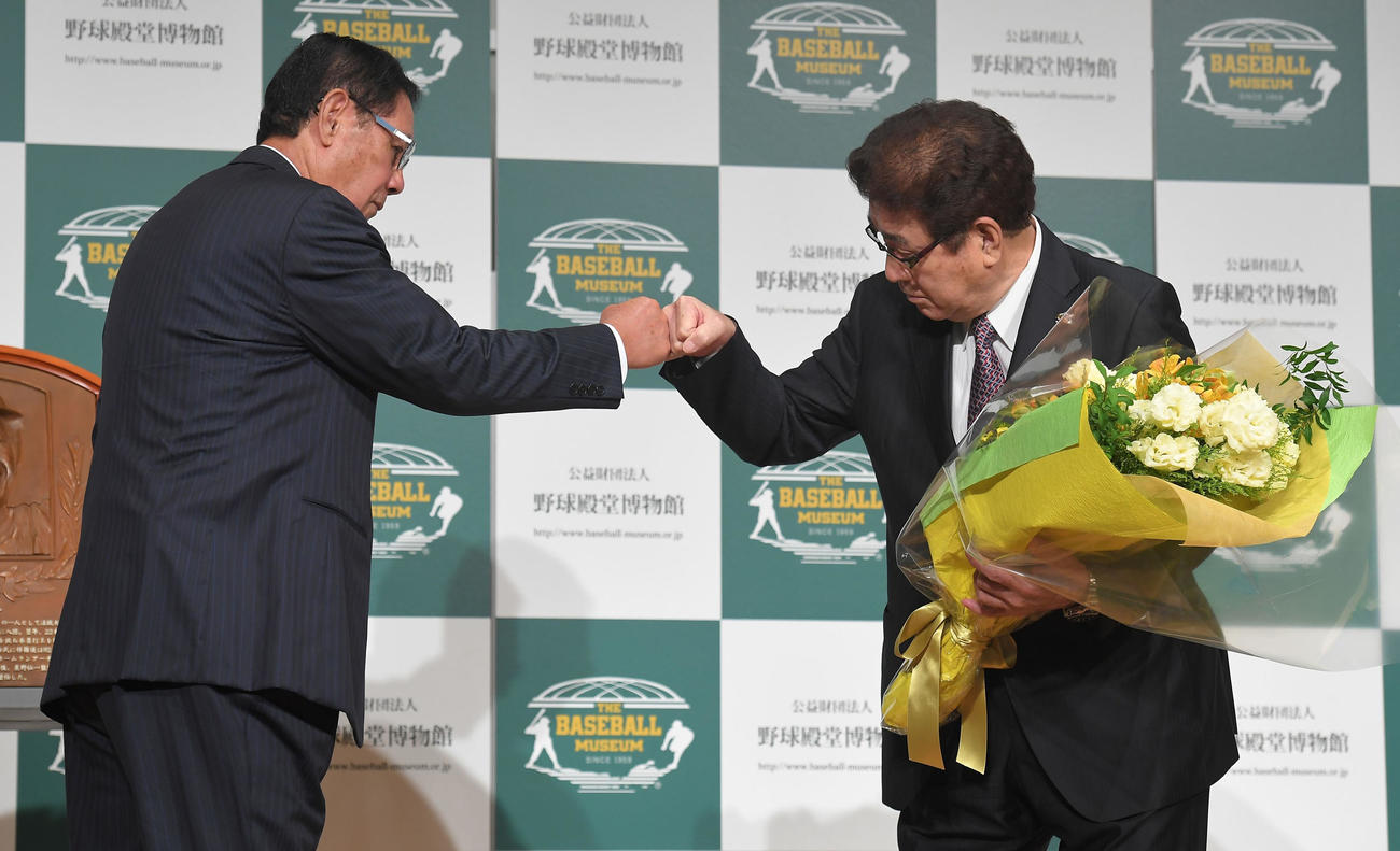殿堂入り表彰の壇上でグータッチを交わす田淵幸一氏（左）と山本浩二氏（代表撮影）
