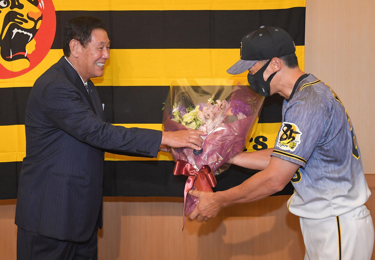 サプライズで登場した矢野監督（右）から花束を受け取る田淵幸一氏（代表撮影）