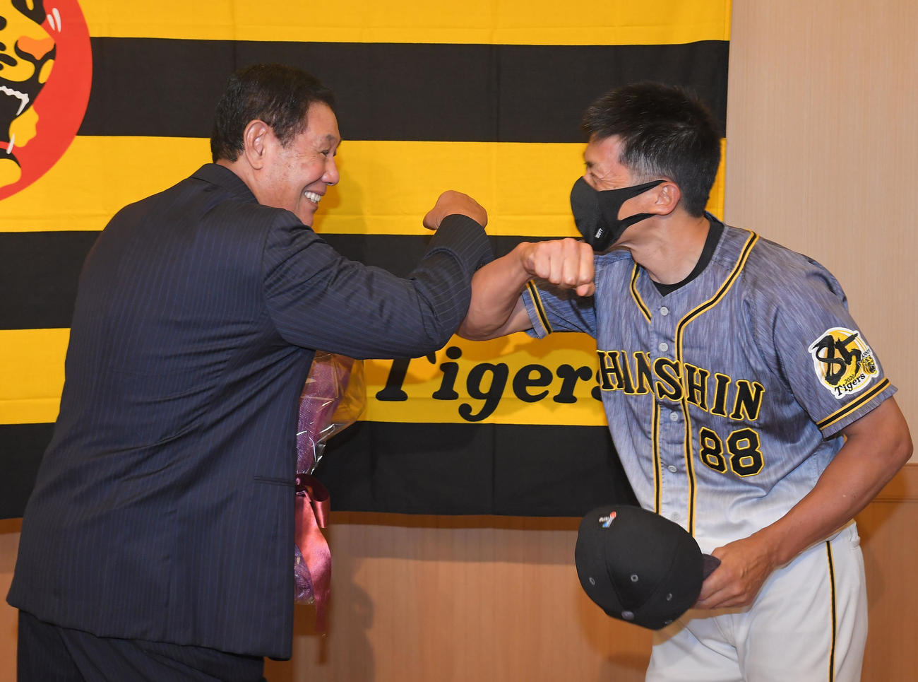サプライズで登場した矢野監督（右）と笑顔で肘タッチする田淵幸一氏（代表撮影）