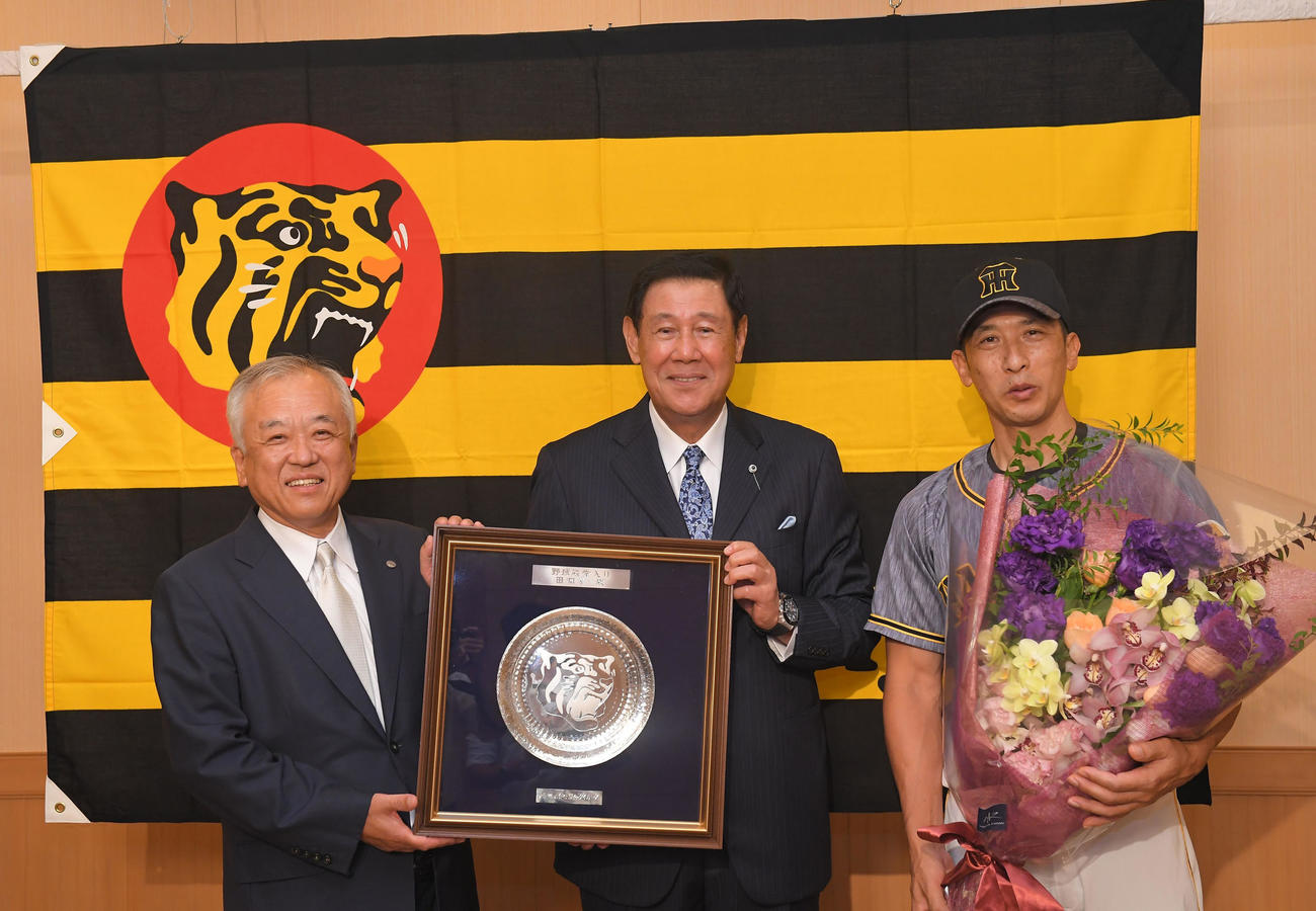 野球殿堂入りを祝う球団マークが刻印された盾を受け取り笑顔を見せる、左から阪神藤原オーナー、田淵幸一氏、矢野監督（代表撮影）