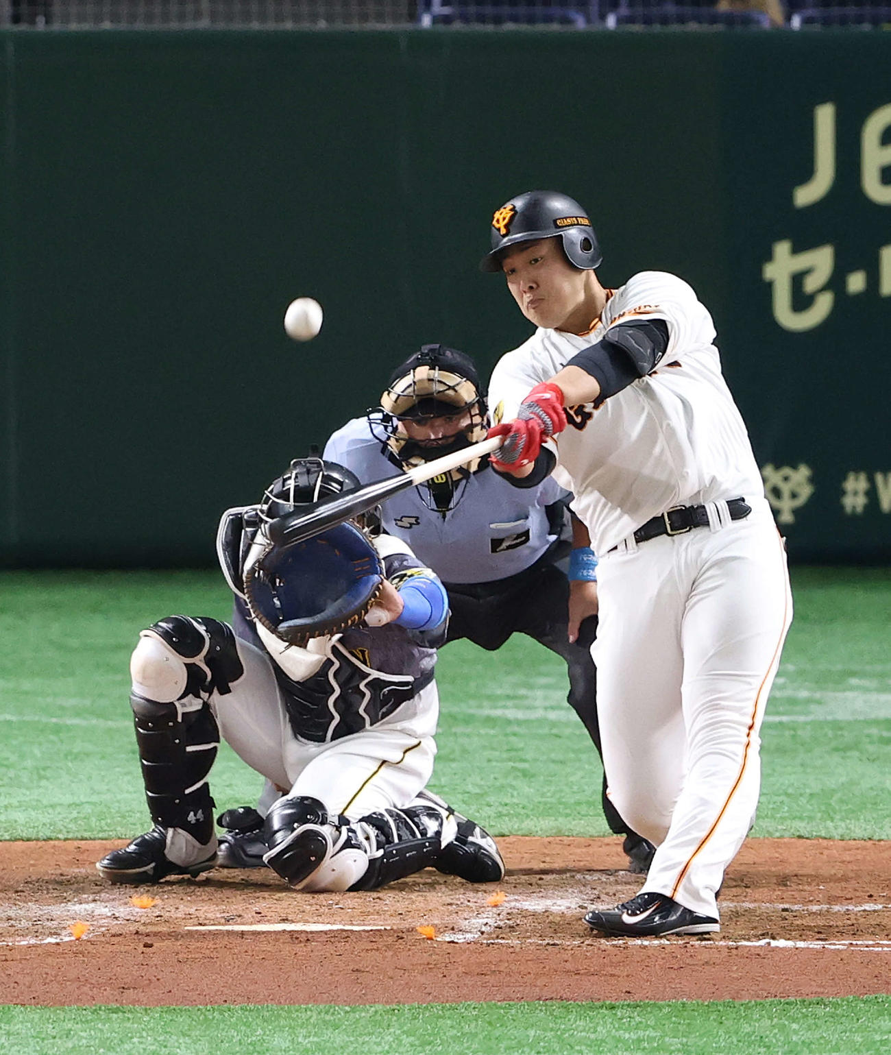 巨人対阪神　4回裏巨人2死、左中間に先制の本塁打を放つ岡本（撮影・河野匠）
