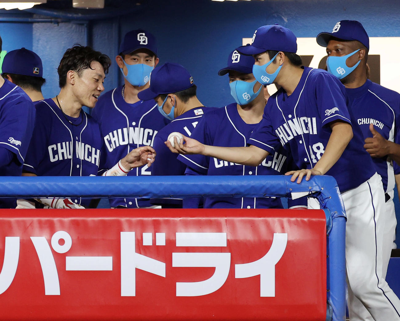ヤクルト対中日　8回表中日無死一塁、アルモンテの2点本塁打で生還した後、溝脇（右）から通算1500安打の記念ボールを受け取る大島（撮影・狩俣裕三）