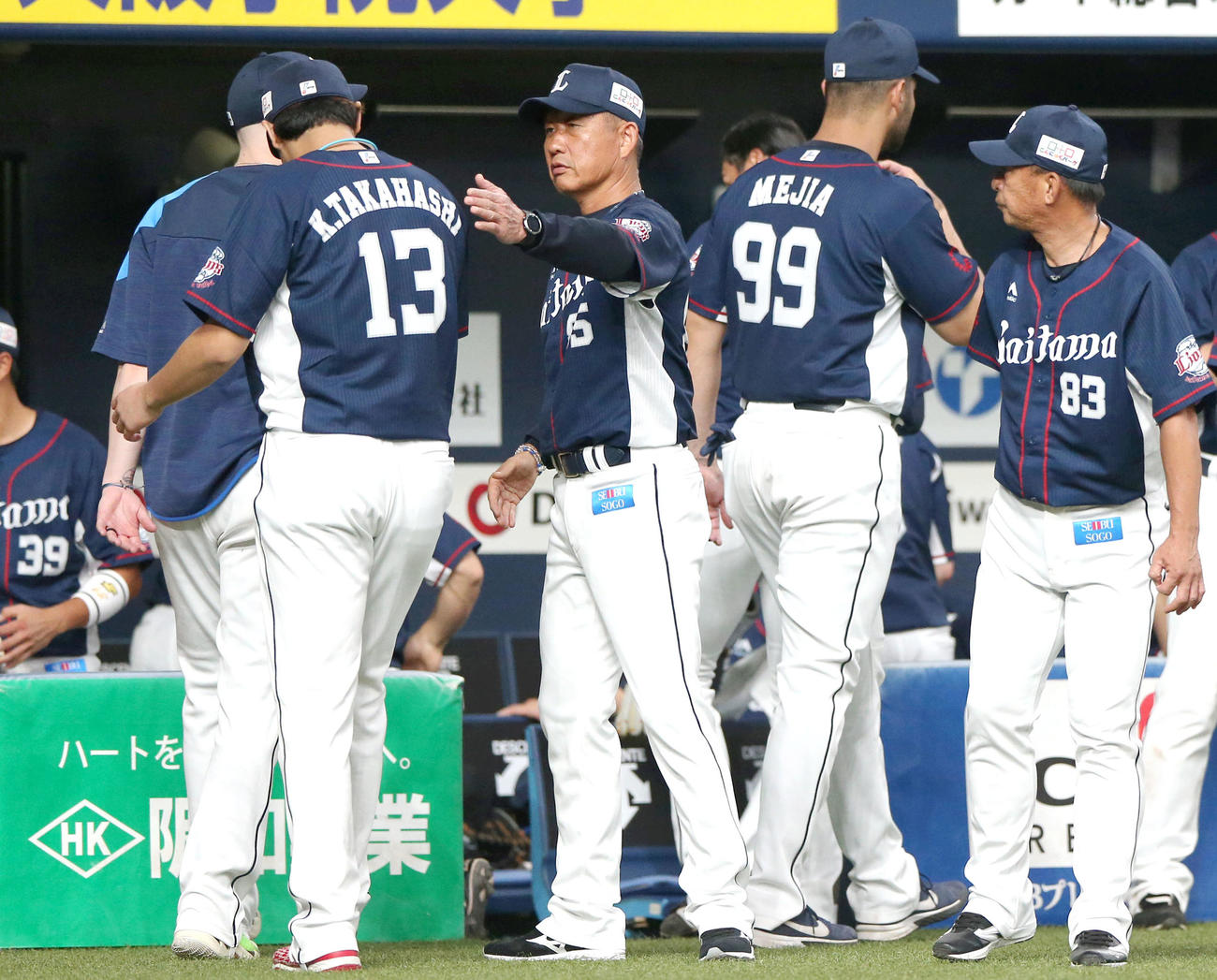 オリックス対西武　勝利投手の高橋光（左）を祝福する辻監督（左から3人目）（撮影・上山淳一）