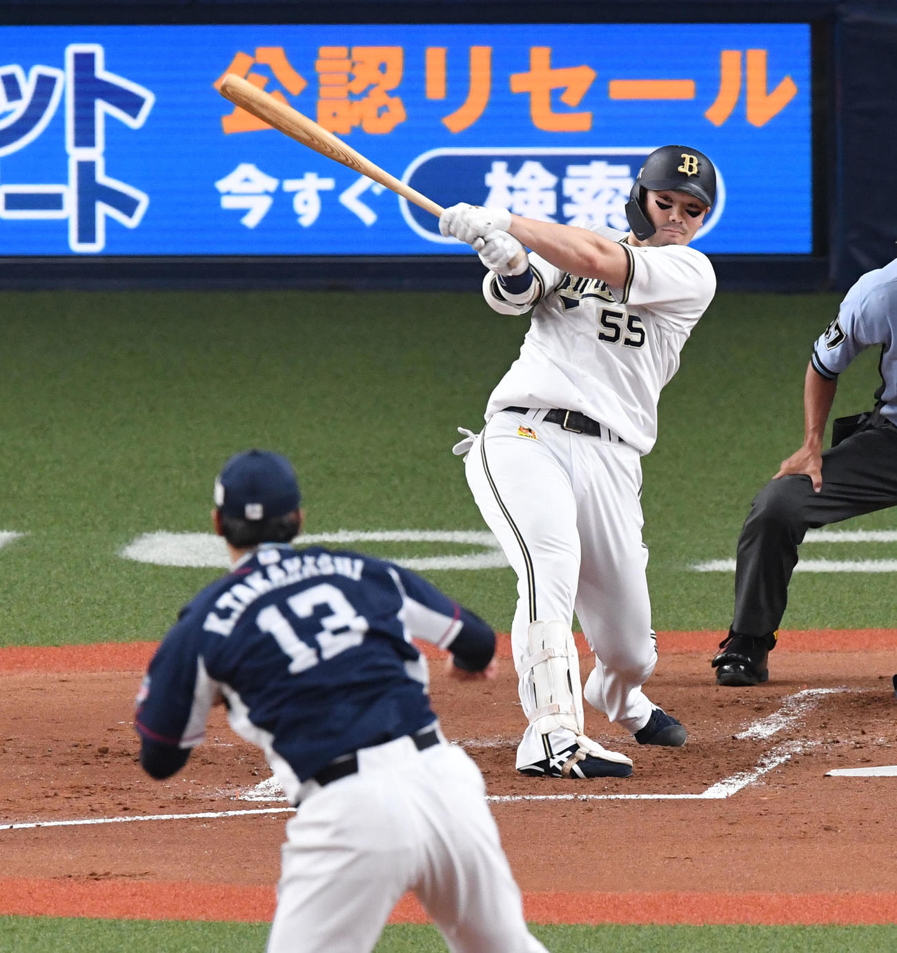 オリックス対西武　2回裏オリックス無死一塁、T－岡田は中越え先制二塁打を放つ。投手高橋光（撮影・前岡正明）