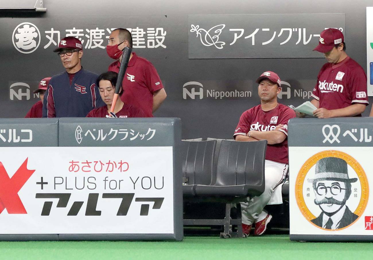日本ハム対楽天　ベンチで険しい表情をする楽天三木監督。左手前は今日誕生日の鈴木大（撮影・佐藤翔太）