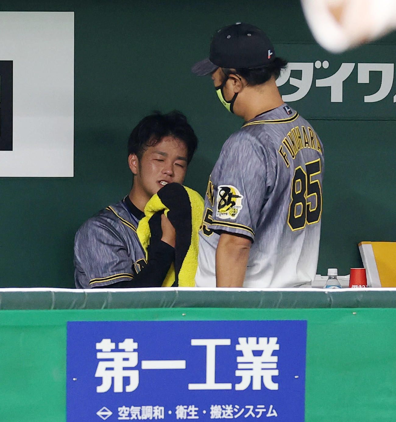 巨人対阪神　7回裏の登板を終え汗をぬぐいながら福原投手コーチと話す阪神高橋（撮影・垰建太）