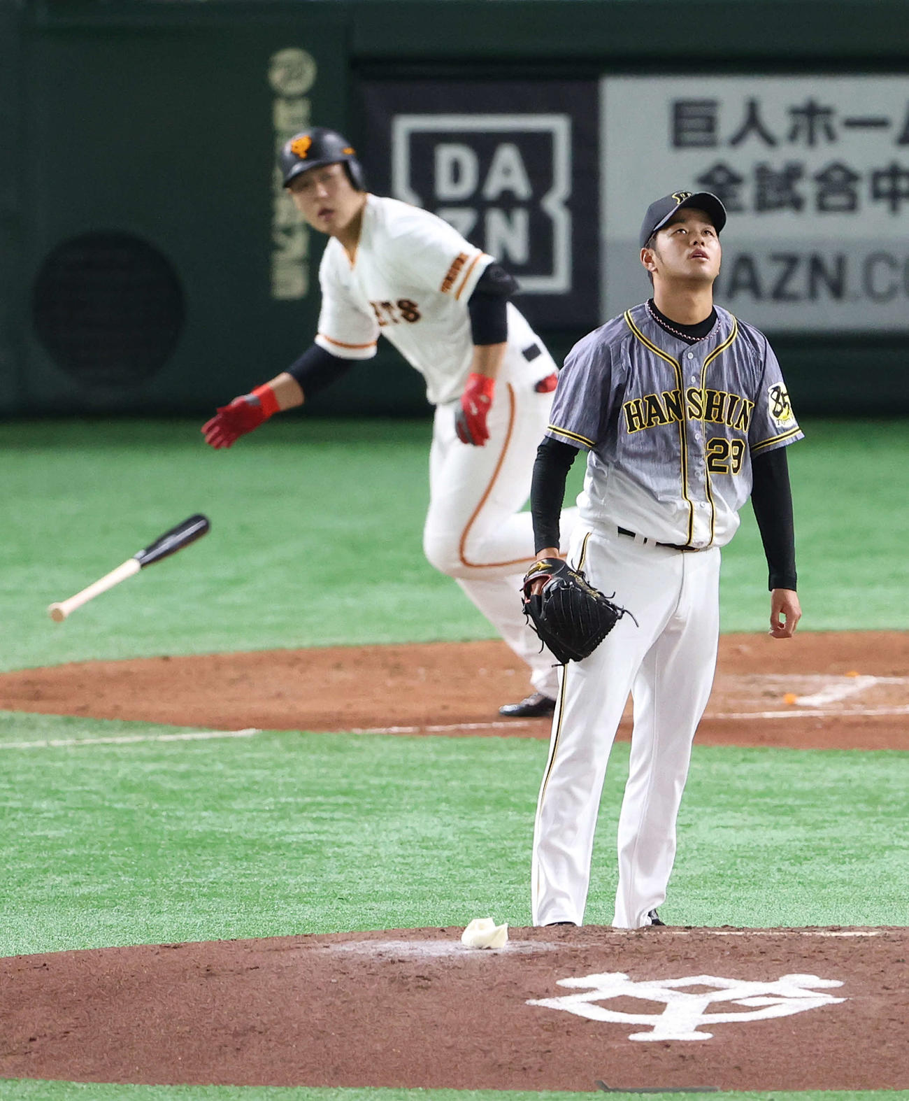 巨人対阪神　4回裏巨人2死、岡本（後方）に先制本塁打を浴び、打球を見つめる高橋（撮影・河野匠）