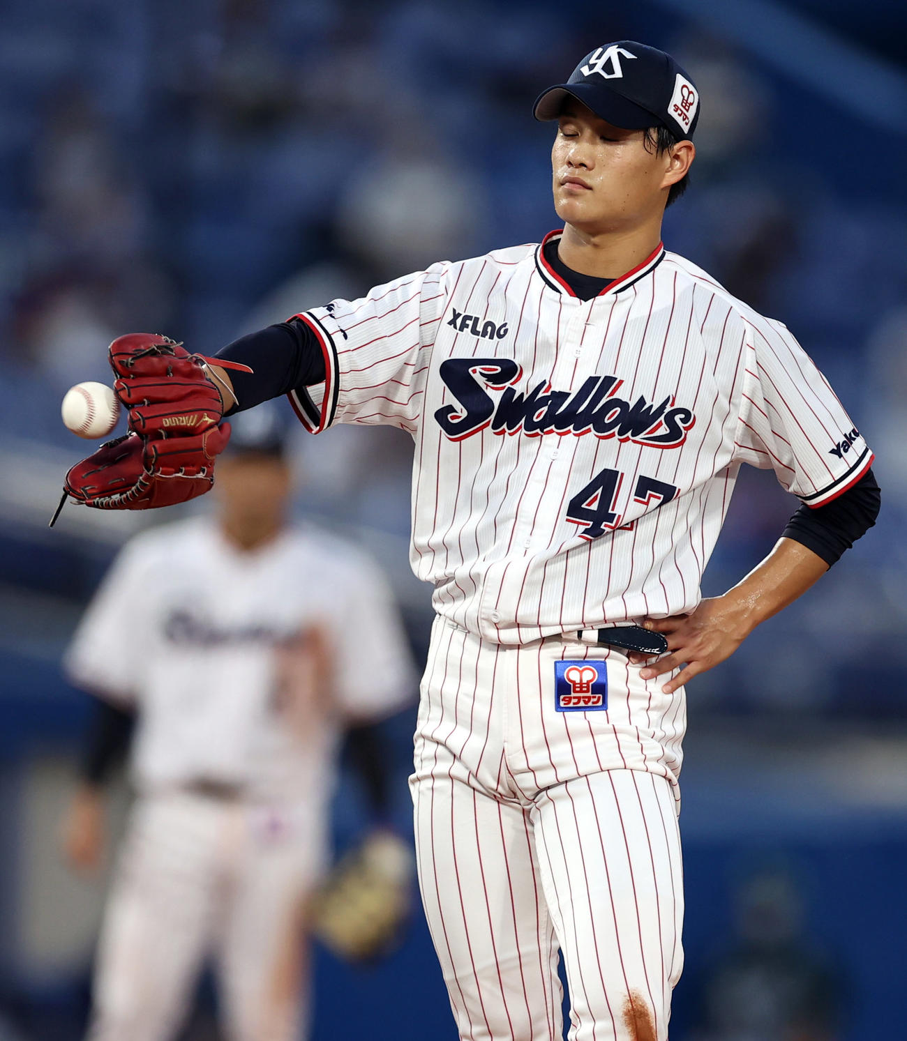 ヤクルト対中日　1回表中日1死満塁、阿部に押し出し四球を与え、ぶぜんとするヤクルト先発の高橋（撮影・狩俣裕三）