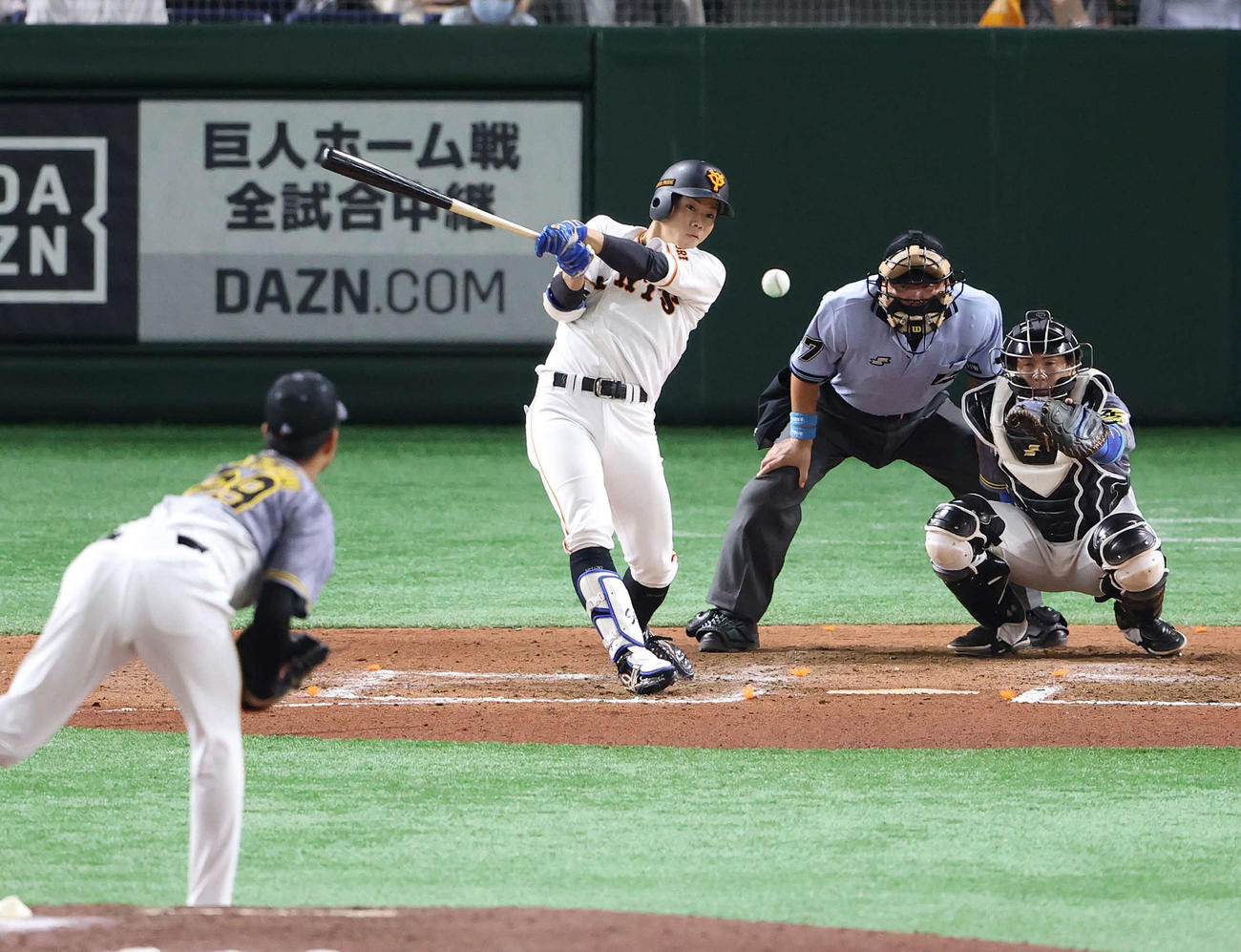 巨人対阪神　6回裏巨人無死、中前打を放つ松原。投手高橋（撮影・河野匠）