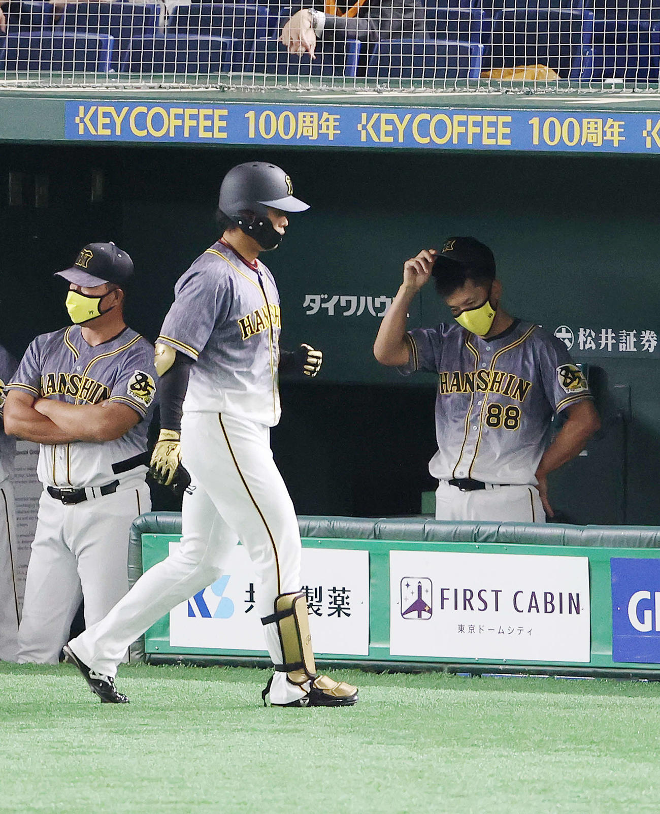 巨人対阪神　6回表阪神1死、代打で出場した高山（手前）が二ゴロに倒れ、ベンチでうつむく矢野監督（撮影・河野匠）