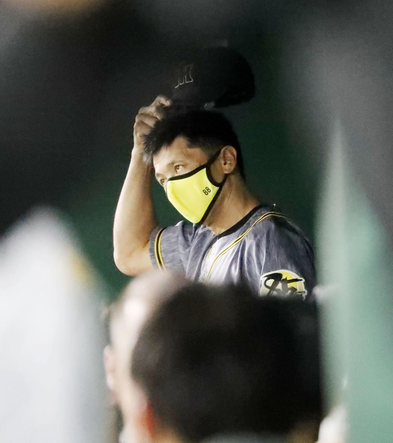 巨人対阪神　8回表、ベンチで渋い表情の矢野監督（撮影・加藤哉）