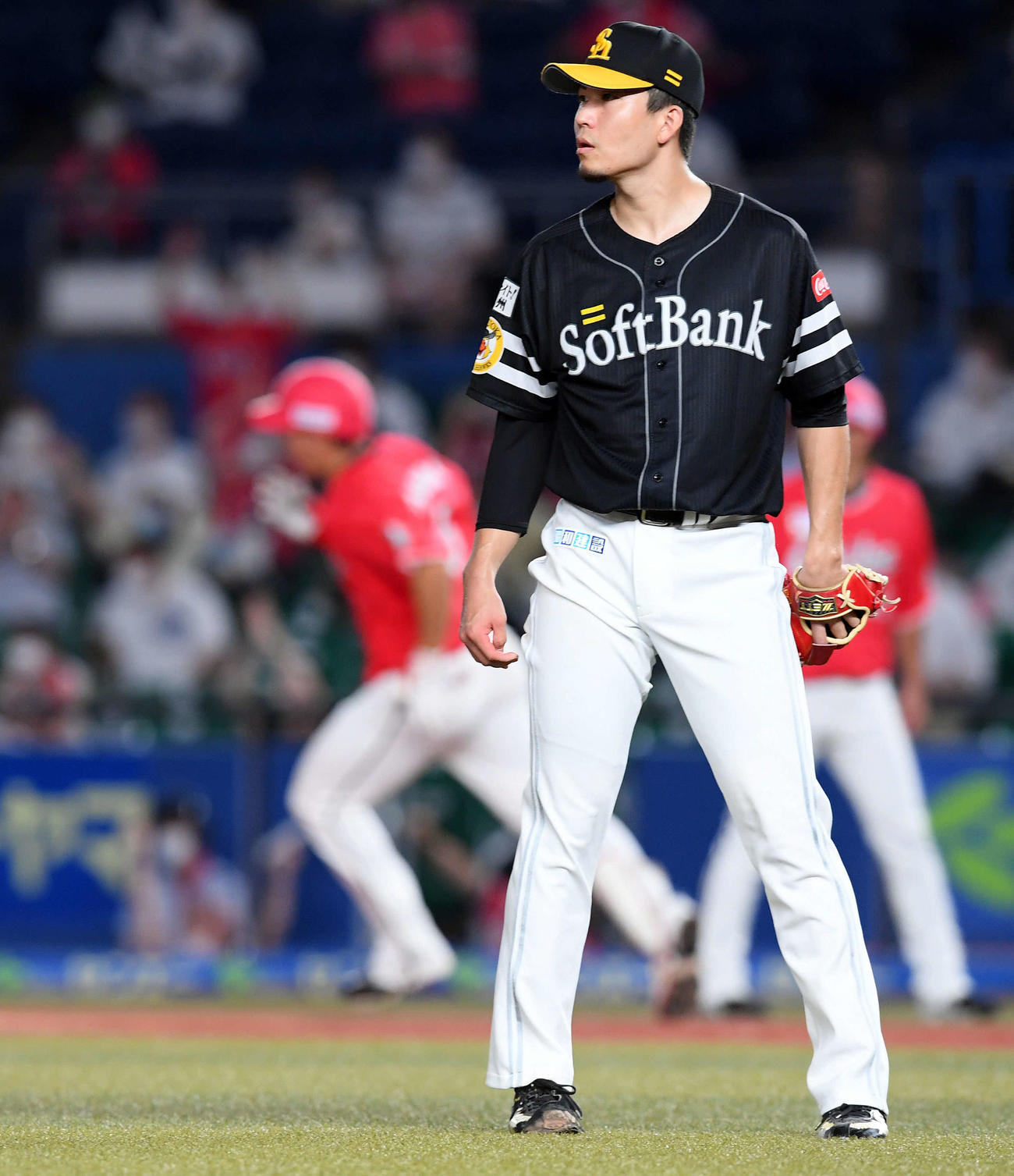 ロッテ対ソフトバンク　7回裏ロッテ1死二、三塁、安田に左フェンス直撃の2点適時二塁打を浴びる千賀（撮影・たえ見朱実）