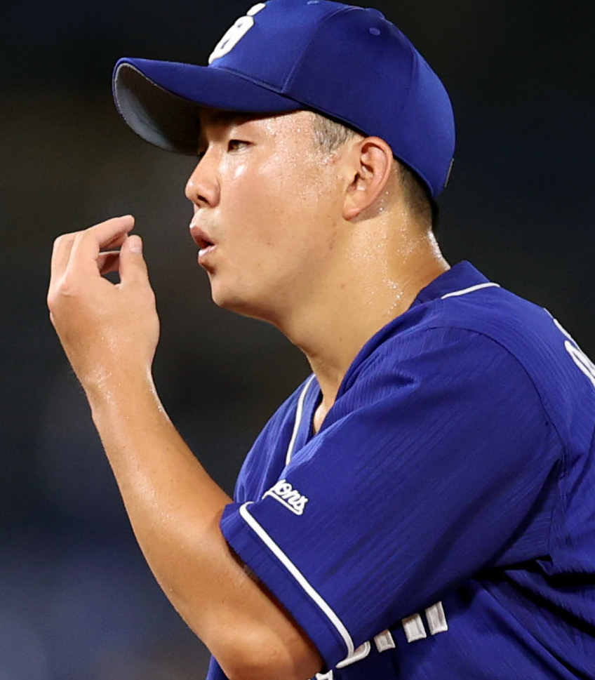 ヤクルト対中日　2回裏、ピンチを招き、指に息を吹きかける中日先発の小笠原（撮影・狩俣裕三）