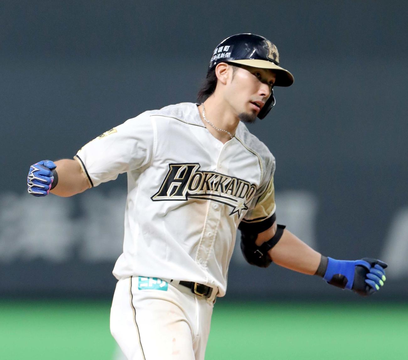 日本ハム対楽天　4回裏日本ハム無死、大田は右越え本塁打を放ちポーズをとる（撮影・佐藤翔太）