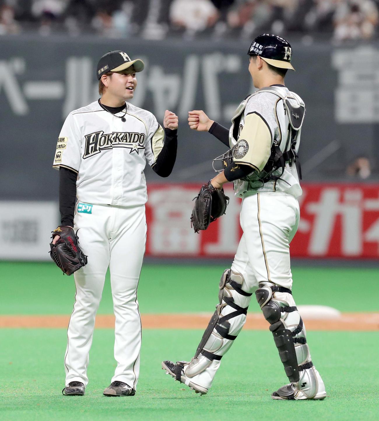 日本ハム対楽天　試合終了後、タッチを交わす日本ハム堀と清水（右）（撮影・佐藤翔太）