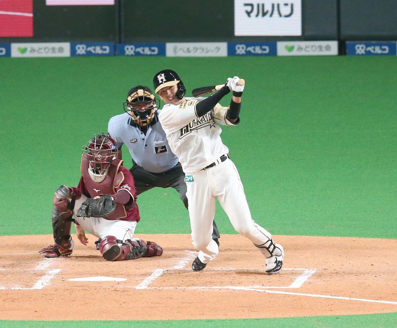 日本ハム対楽天　1回裏日本ハム2死一、二塁、遊前内野安打を放つ清水（撮影・黒川智章）