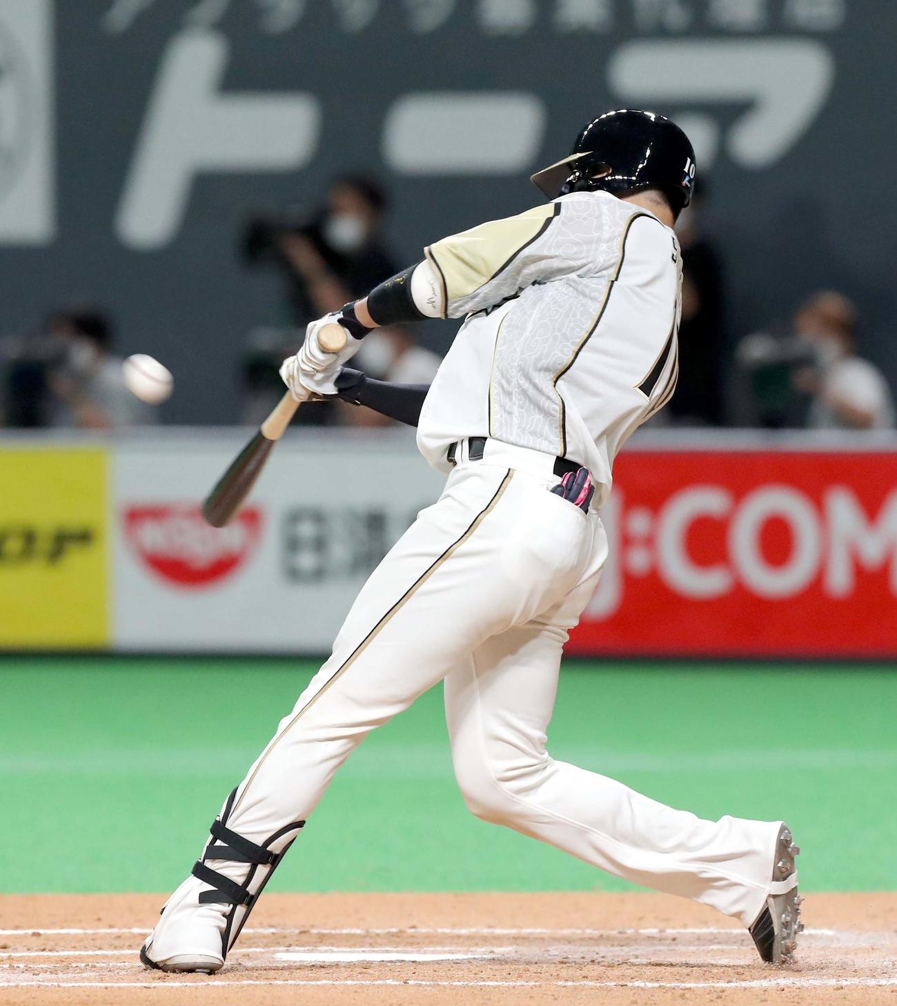 日本ハム対楽天　6回裏日本ハム1死満塁、清水は中犠飛を放つ（撮影・佐藤翔太）