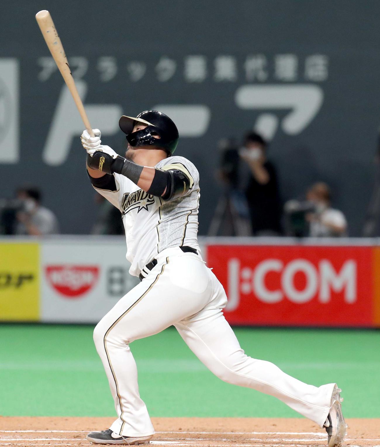 日本ハム対楽天　1回裏日本ハム1死二塁、中田は勝ち越しとなる左越え2点本塁打を放つ（撮影・佐藤翔太）
