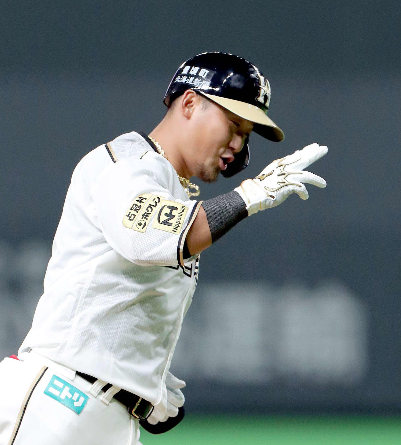 日本ハム対楽天　1回裏日本ハム1死二塁、中田は勝ち越しとなる左越え2点本塁打を放ちポーズをとる（撮影・佐藤翔太）