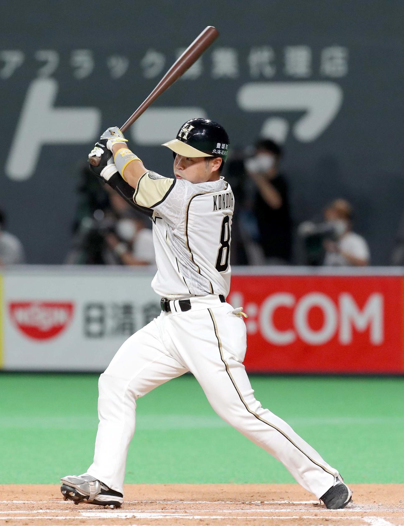 日本ハム対楽天　6回裏日本ハム無死、近藤は二塁打を放つ（撮影・佐藤翔太）