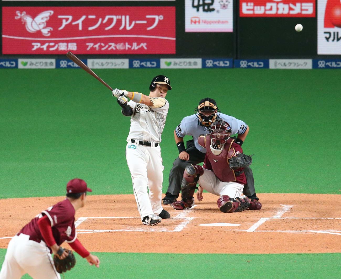 日本ハム対楽天　1回裏日本ハム1死二塁、左中間に適時二塁打を放つ近藤（撮影・黒川智章）