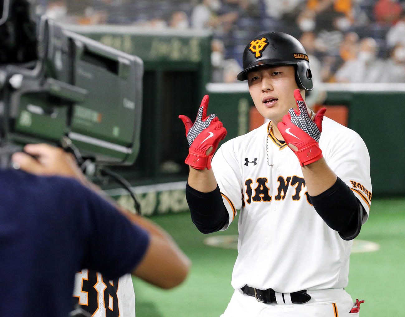 巨人対阪神　6回裏巨人1死、右越えソロ本塁打を放ちカメラに向かってポーズを決める岡本（撮影・垰建太）