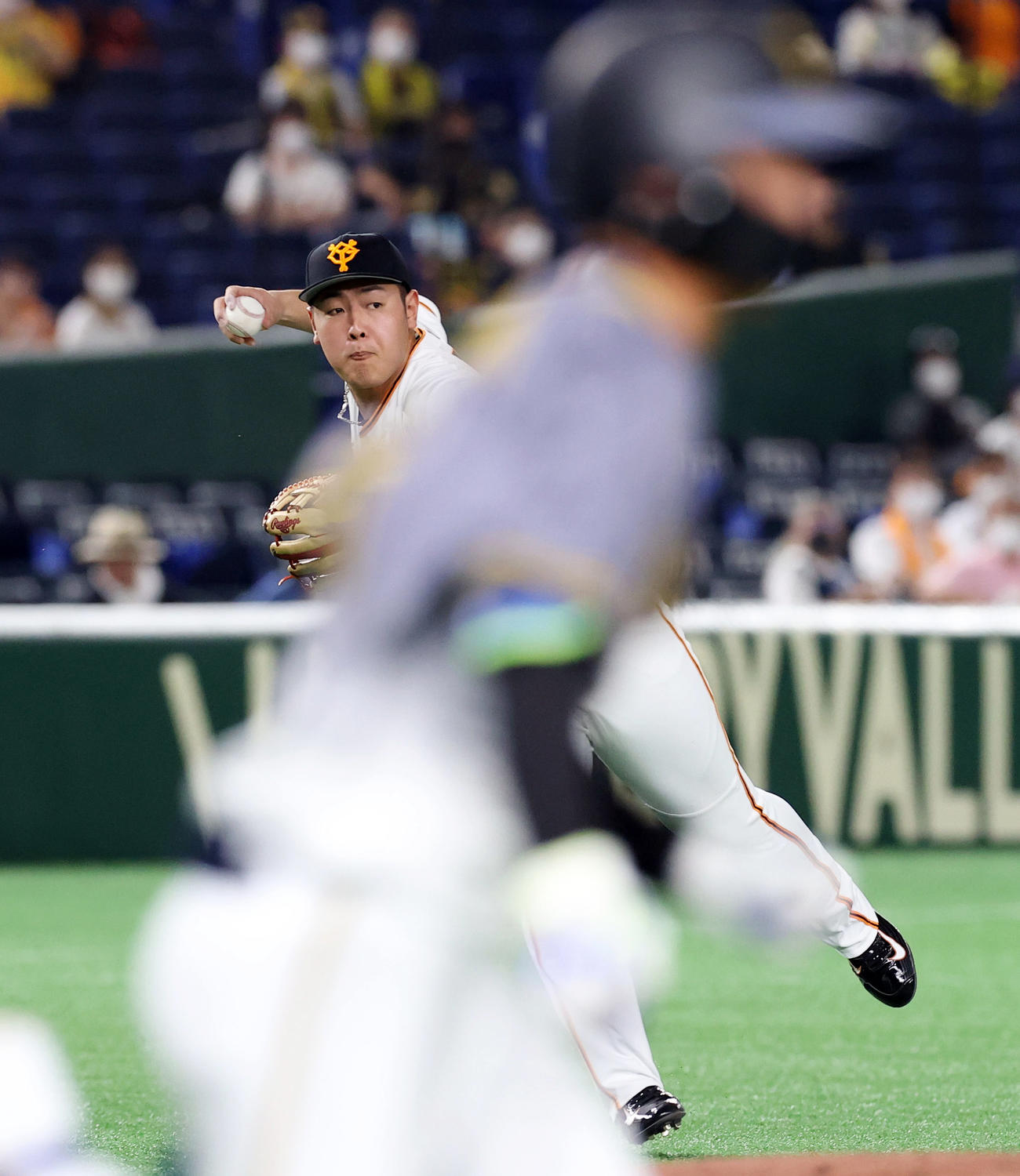 巨人対阪神　1回表阪神無死、近本（手前）の打球をファンブルするも素早く処理する岡本（撮影・垰建太）