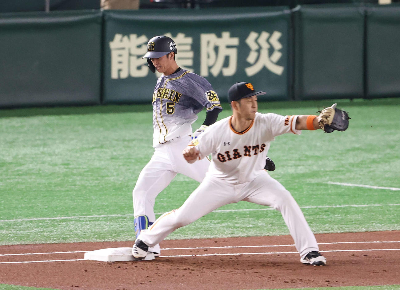 巨人対阪神　1回表阪神無死、近本の三塁手への打球は送球がきわどいタイミングとなりリプレー検証の結果、アウトとなる。一塁手中島（撮影・河野匠）